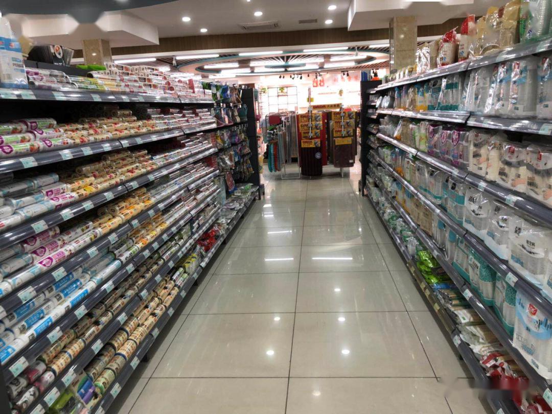 一家乡镇超市的现场陈列也很不错的