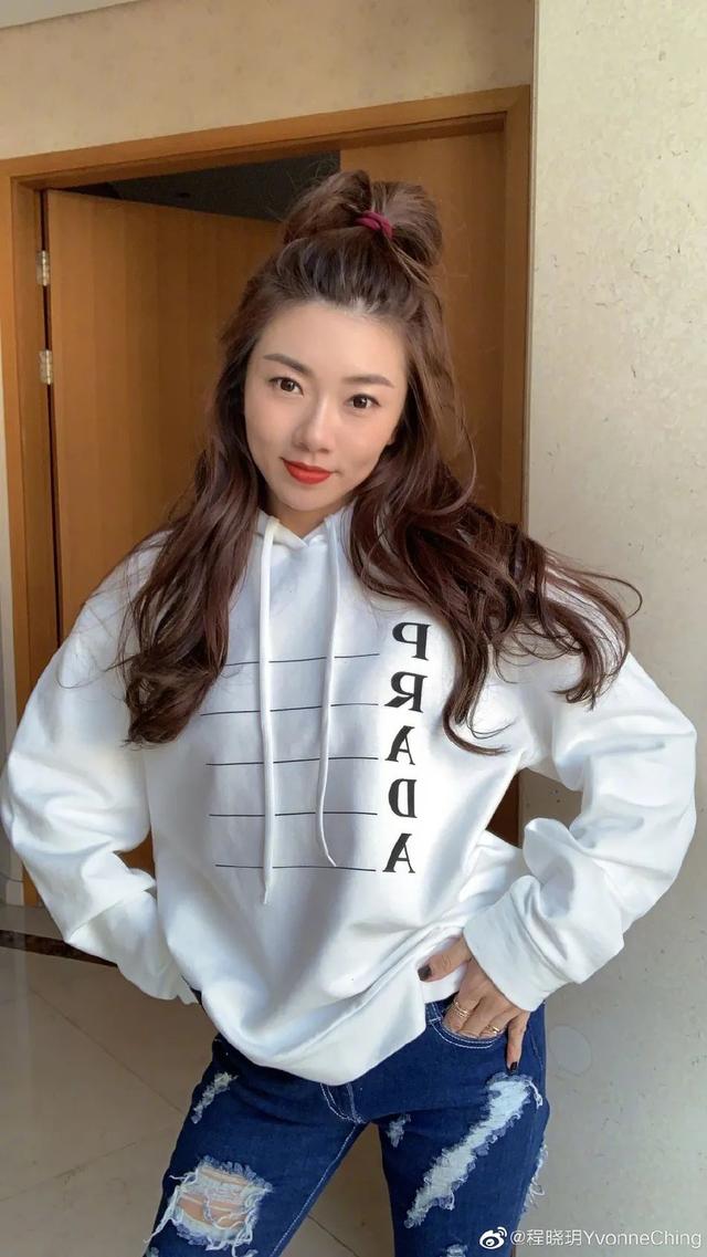 郑恺前任程晓玥晒娇嫩美照白吊带秀香肩大长腿性感撩人