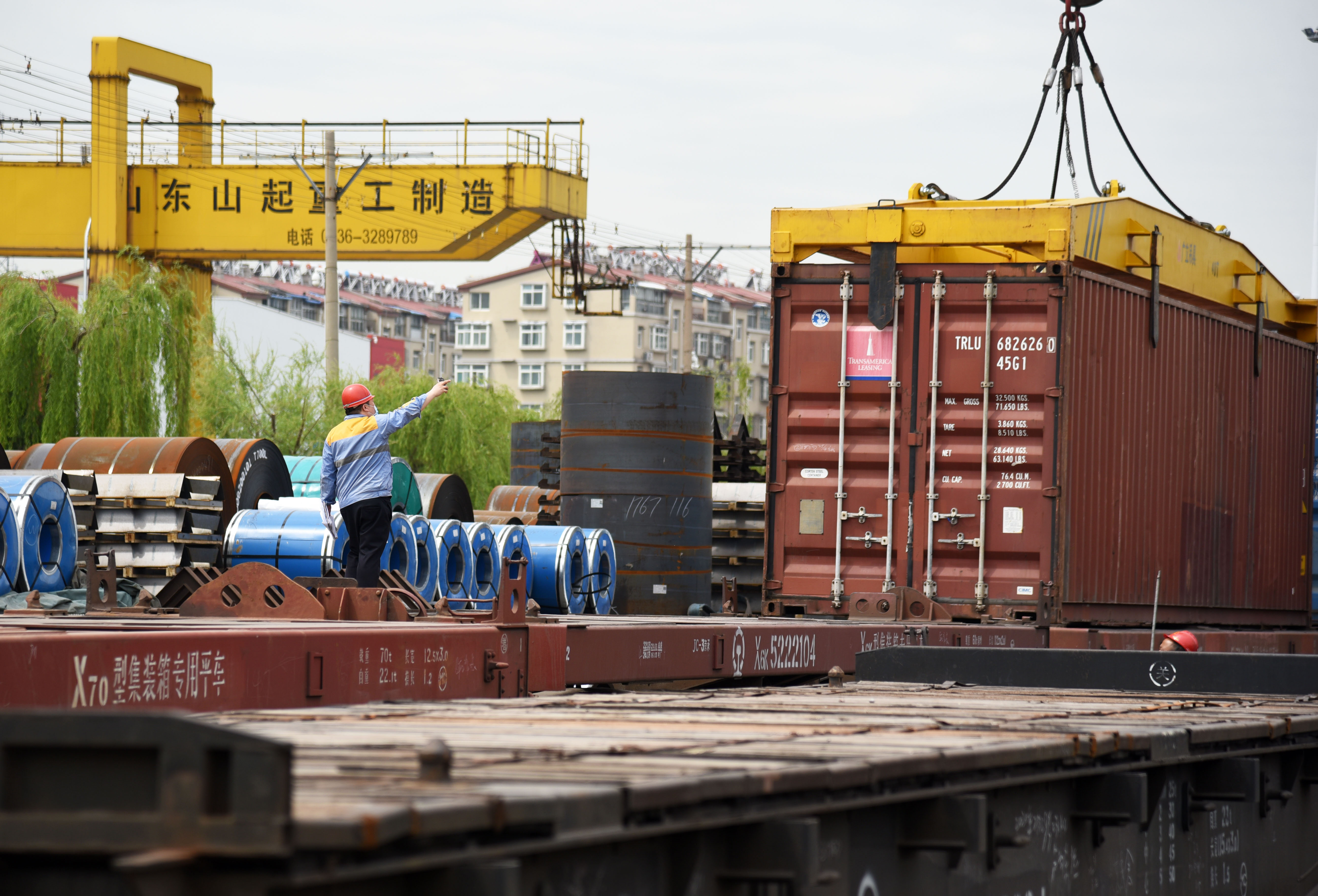 4月26日,中國鐵路濟南局集團公司濟南車務段濟南南站的工作人員在檢查