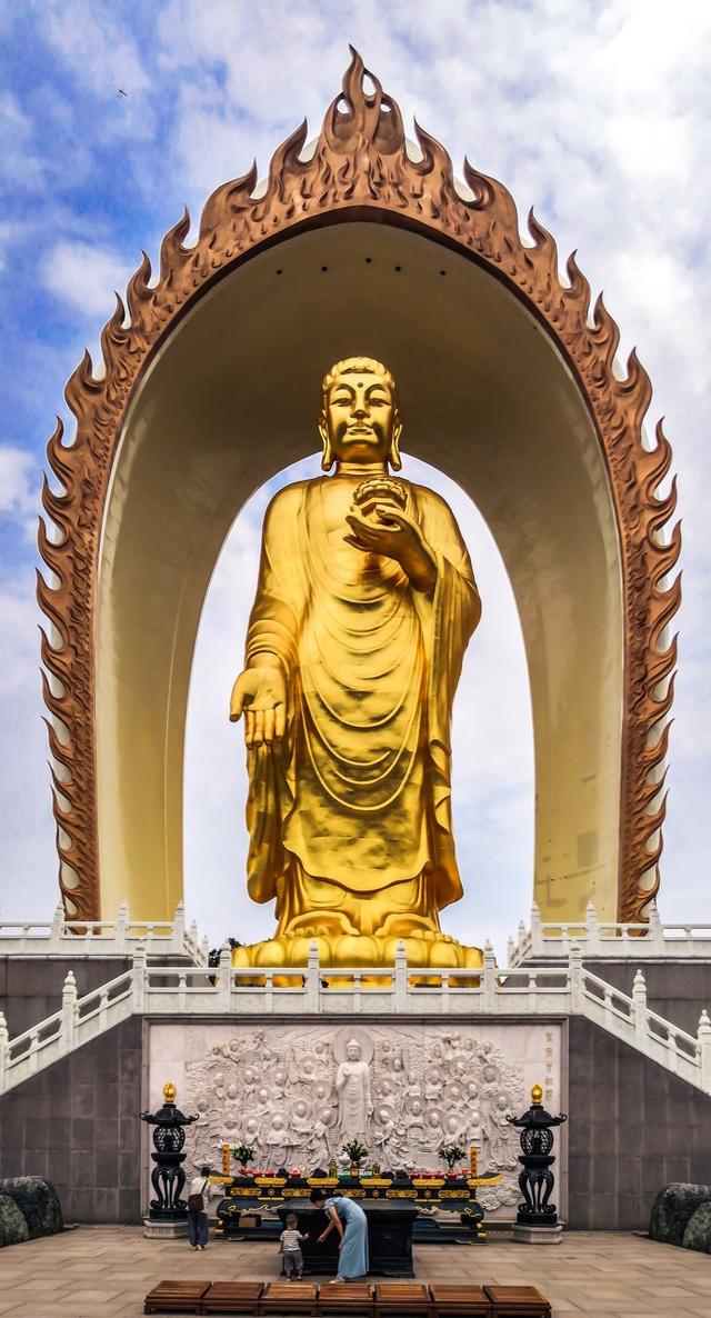 1/4东林大佛是佛教净土宗的发源地的标志,是中国及全球第一高阿弥陀佛