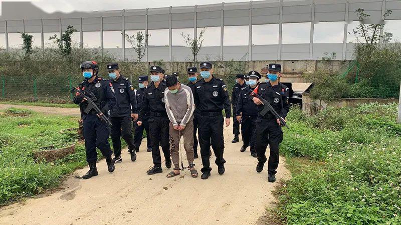宾阳大批特警持枪押送q弟回到大桥莲塘村