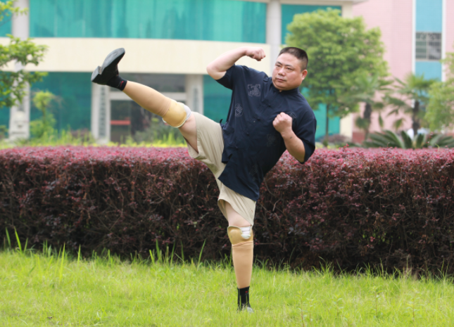 大腿假肢适用于从坐骨结节下250px至膝关节间隙上200px范围内的截肢者