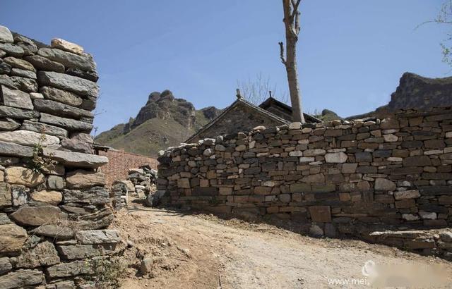 易县也有壁挂公路_小山村