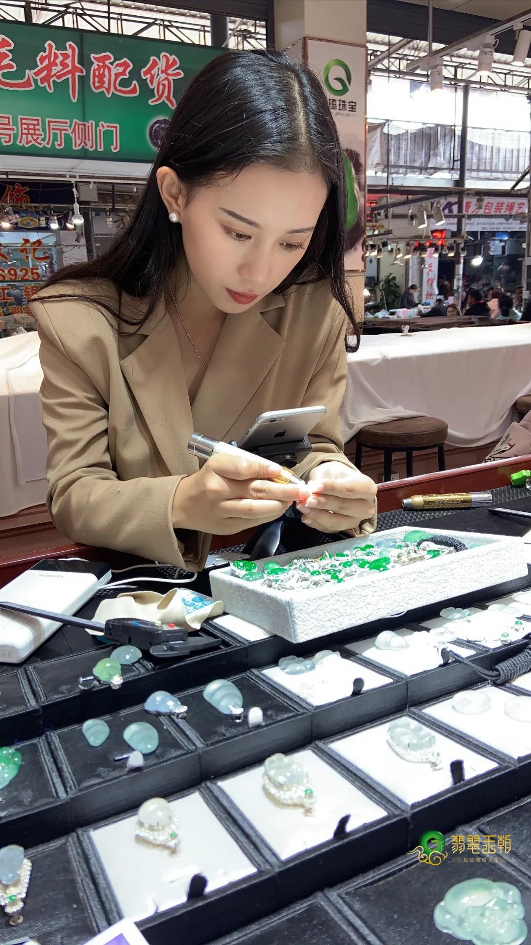 翡翠王朝主播艳艳:真诚,专业,以客户开心为头等大事_直播