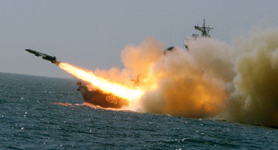 北约围困黑海俄罗斯实弹射击命中靶舰美军舰带头撤出危险海域