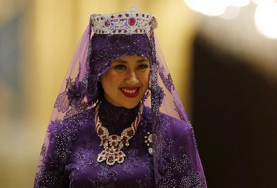 文莱王后珠宝连城王室也挥金如土