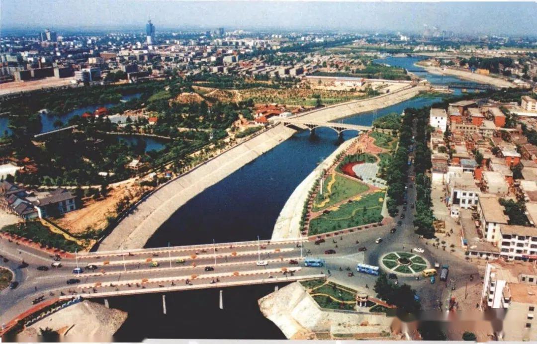公园当时安阳市区面积最大的路口————油厂路口(彰德路与人民大道