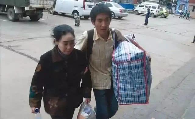 原创活着不该让人觉得可怜千里背疯娘上大学的刘秀祥现状如何