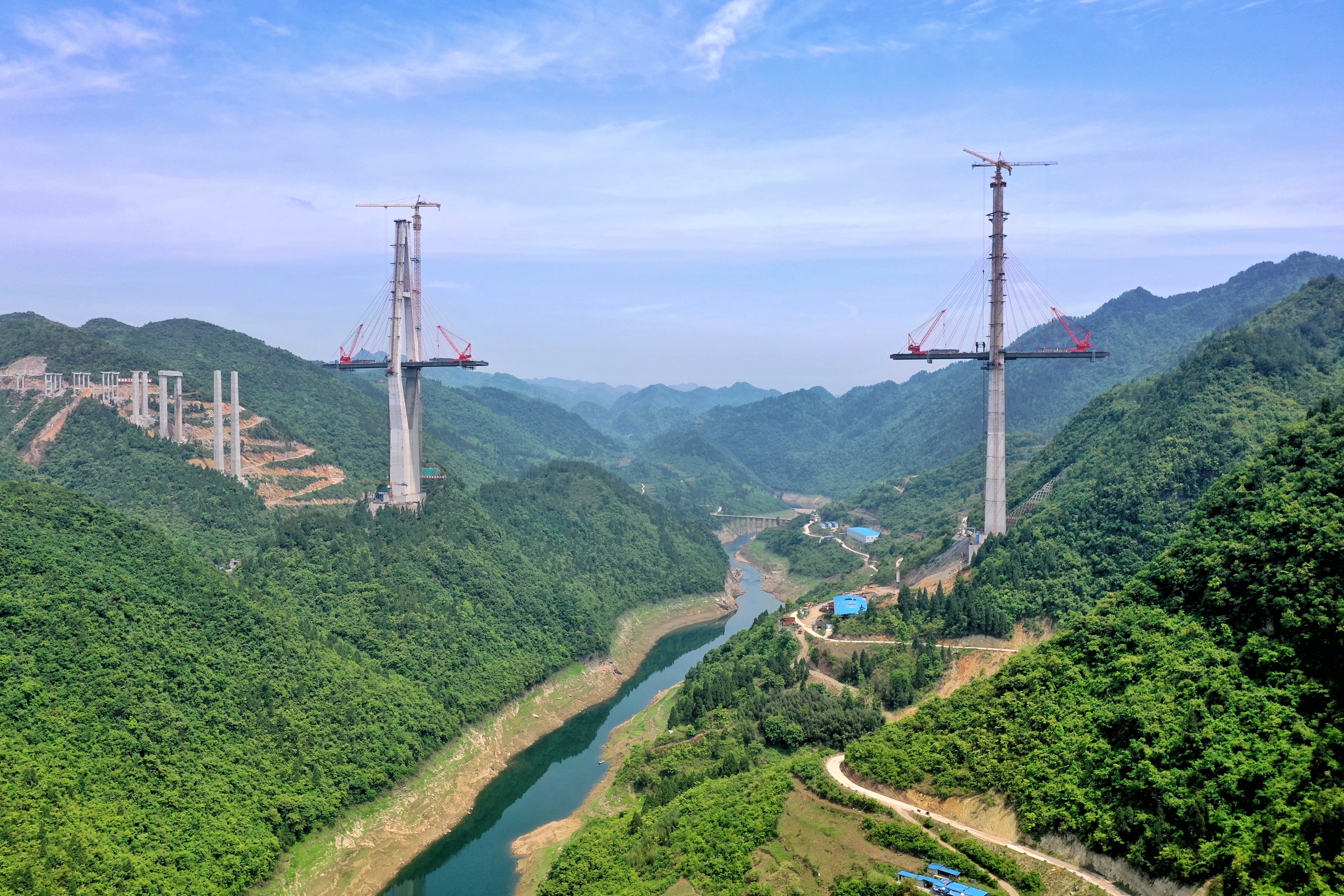 贵州遵余高速湘江大桥建设进展顺利