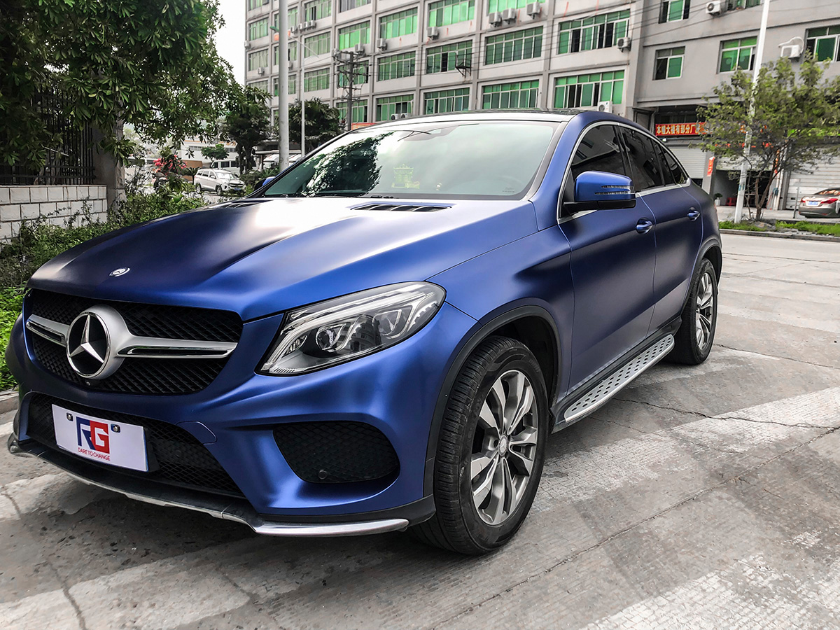 汽车贴膜成为一种时尚,让车看起来更酷又充满神秘感,这也吸引很多车主