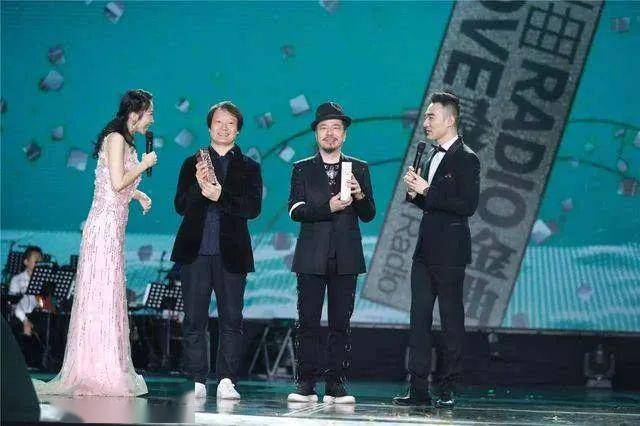 这首歌曲的作词人施人诚曾经在我们《第一届 最爱金曲榜 音乐盛典》