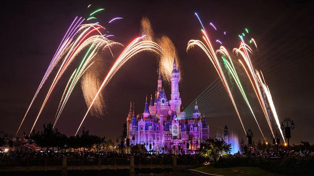 4月19日,4月19日,英国《金融时报》报道称,迪士尼将在本周停发10万名