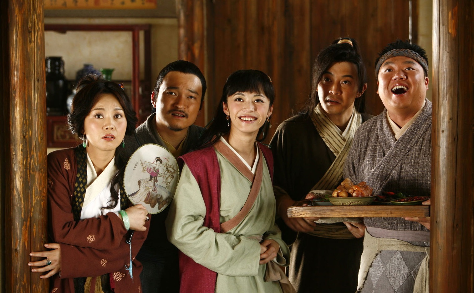 白展堂为了保全客栈和伙计们的安全,不顾生死和武功上的巨大差距,一人