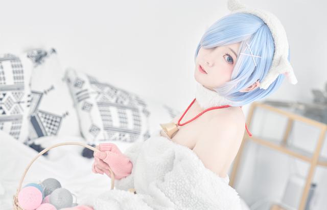 四位可爱的妹子cos的日本人气动漫角色雷姆很有还原度哦