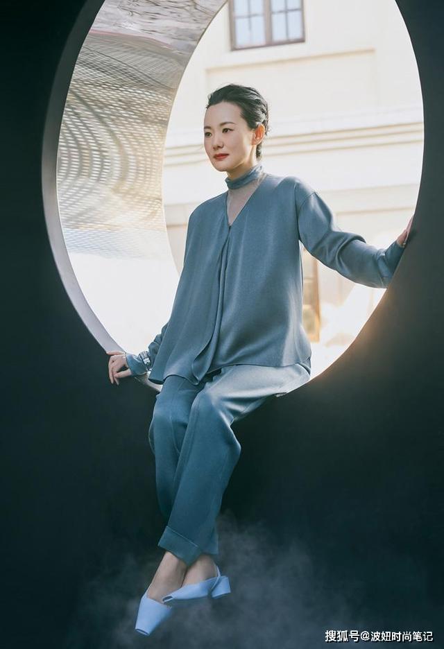 原创奔五的女人尽量不要乱穿衣学学咏梅的造型气质好到让人羡慕