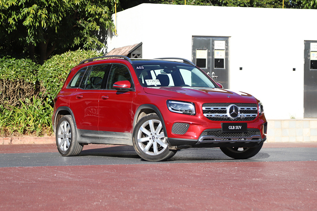 只是在细节上做了调整,入门版奔驰glb 180车型只配备卤素大灯,车身