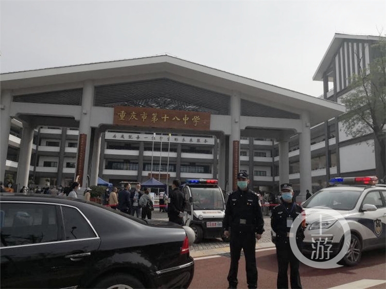 4月26日上午,重庆市第十八中铁山坪校区高中部一年级正式返校报到