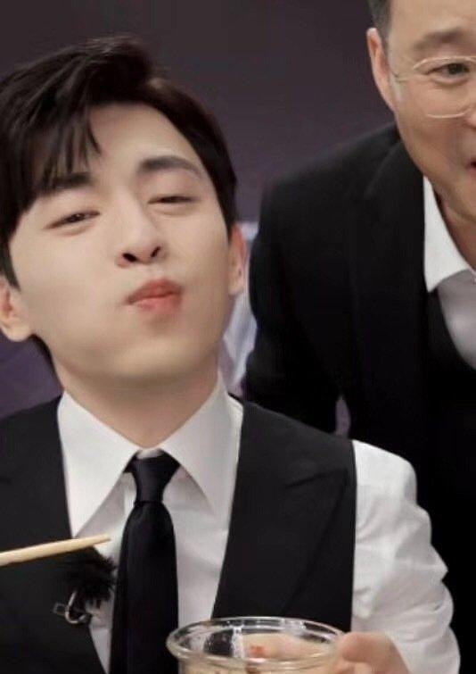 撒起娇来也十分自然,被各种投喂,真的会被邓伦可爱到,这种自然的撒娇