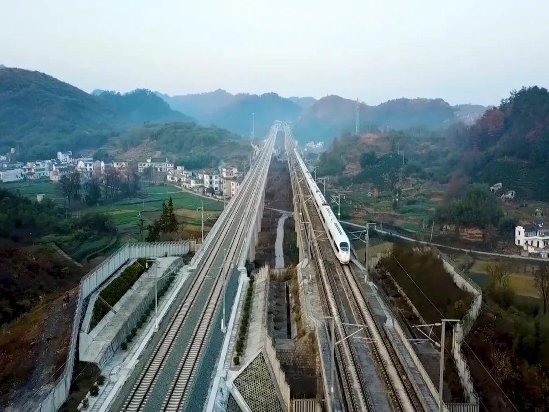 理论微课365丨2020精品课77绿水青山就是金山银山