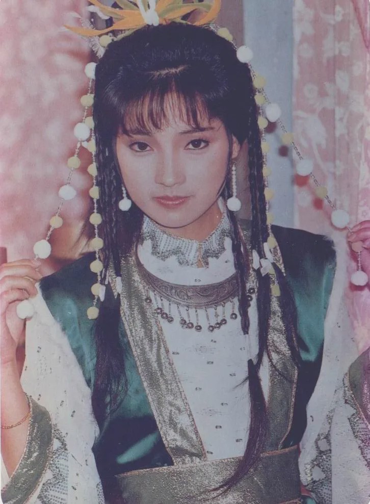 周润发令狐冲,戚美珍岳灵珊戚美珍同样是短宽脸 宽眼间距加重幼态感