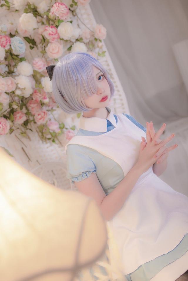 四位可爱的妹子cos的日本人气动漫角色雷姆很有还原度哦