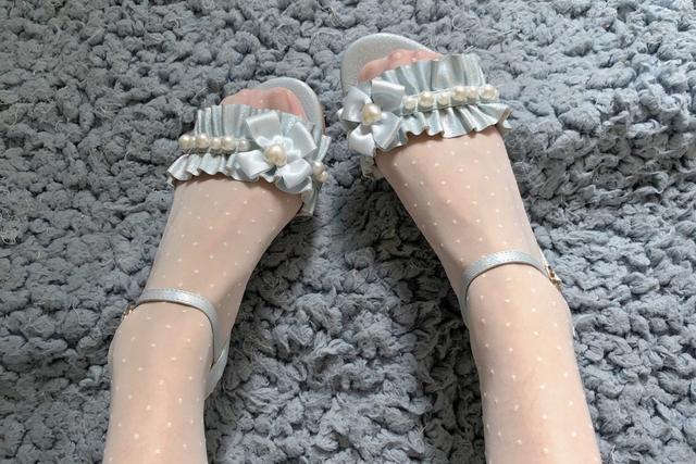 最近火了一种穿法叫"lo袜 凉鞋",不仅减龄,还十分百搭!_洛丽塔