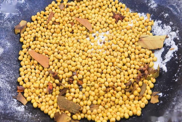 黄豆直接扔进盐堆炒几分钟做成河南特色小吃焦豆堪比花生米