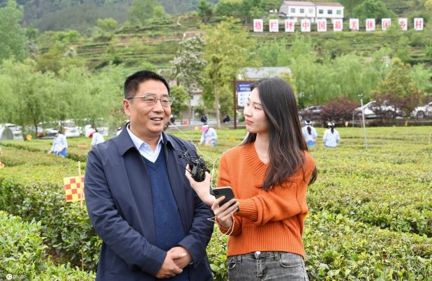 保康县人民政府县长冯云波化身"带货主播",介绍了保康的独特地理位置