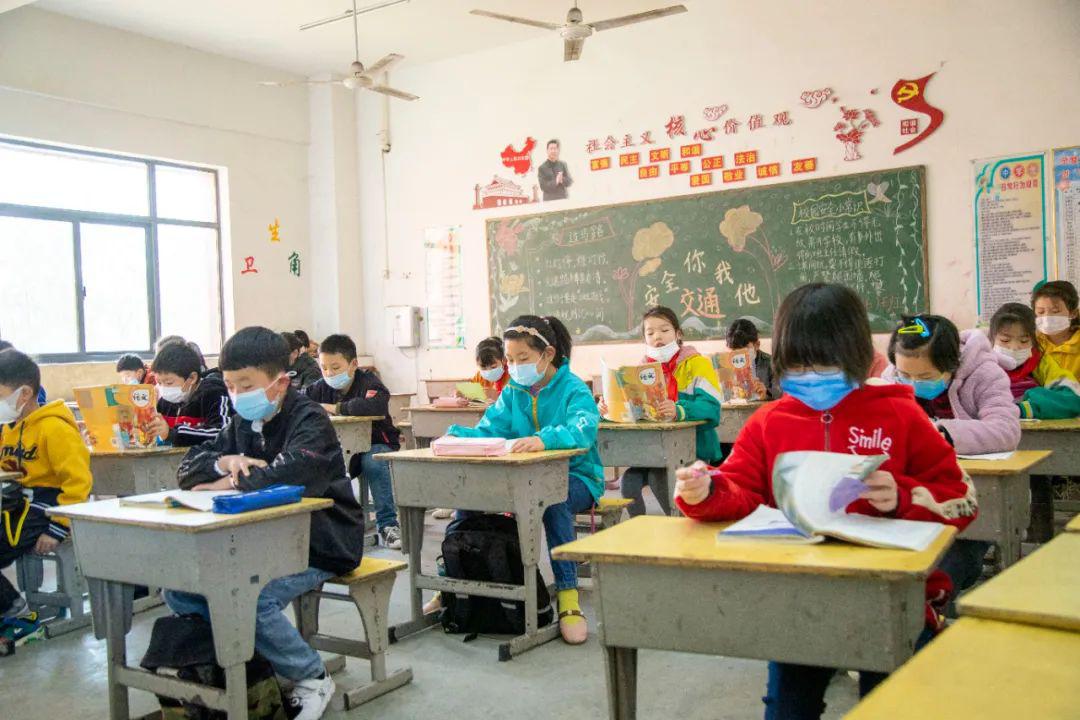 今天灵璧小学生们开学啦这是今早入学场景