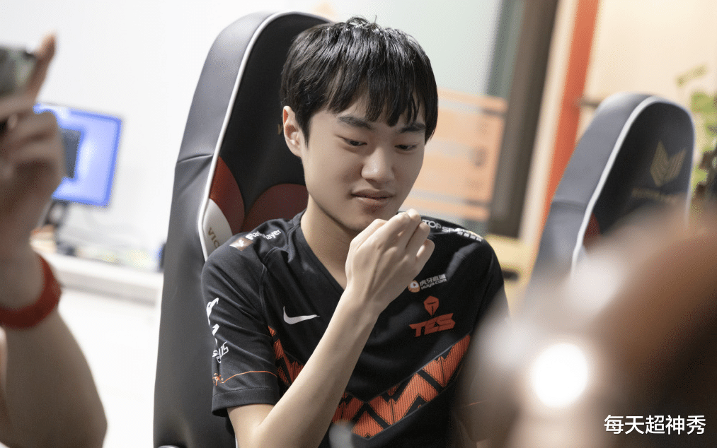 英雄联盟:tes挑战ig,阿水熬夜训练,主宰比赛的却是edg奥迪_水子