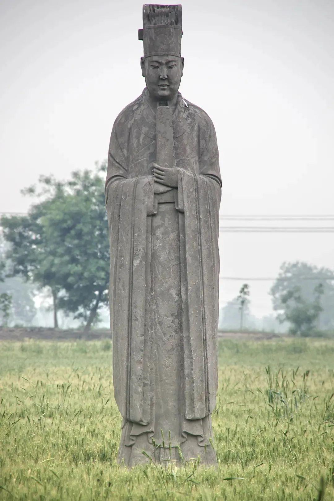 如今大部分已淹没在一片农田里的北宋王陵._石像生