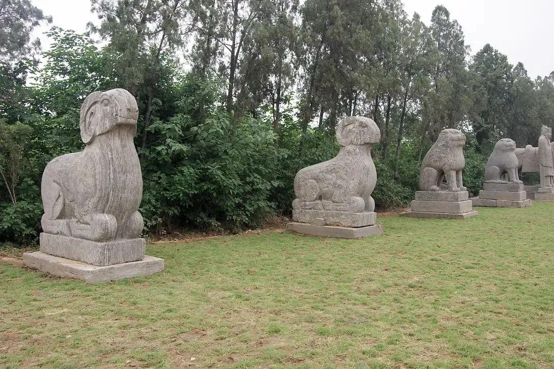 帝陵石刻出現的較晚,西漢帝陵無石刻,東漢只有光武帝陵前有少量石刻