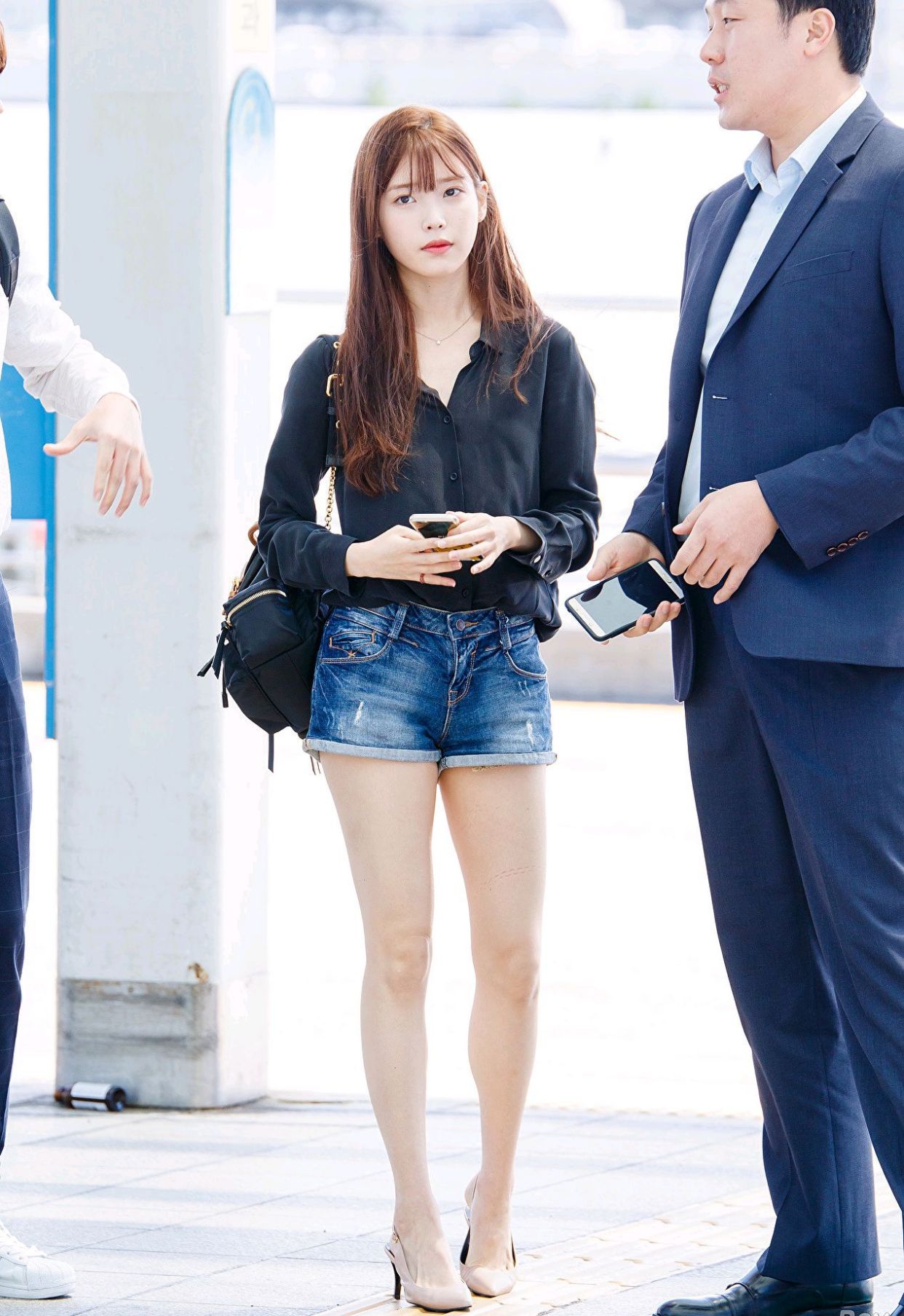 27岁李知恩好甜美身穿黑色衬衫配蓝色牛仔热裤轻松秀出好身材