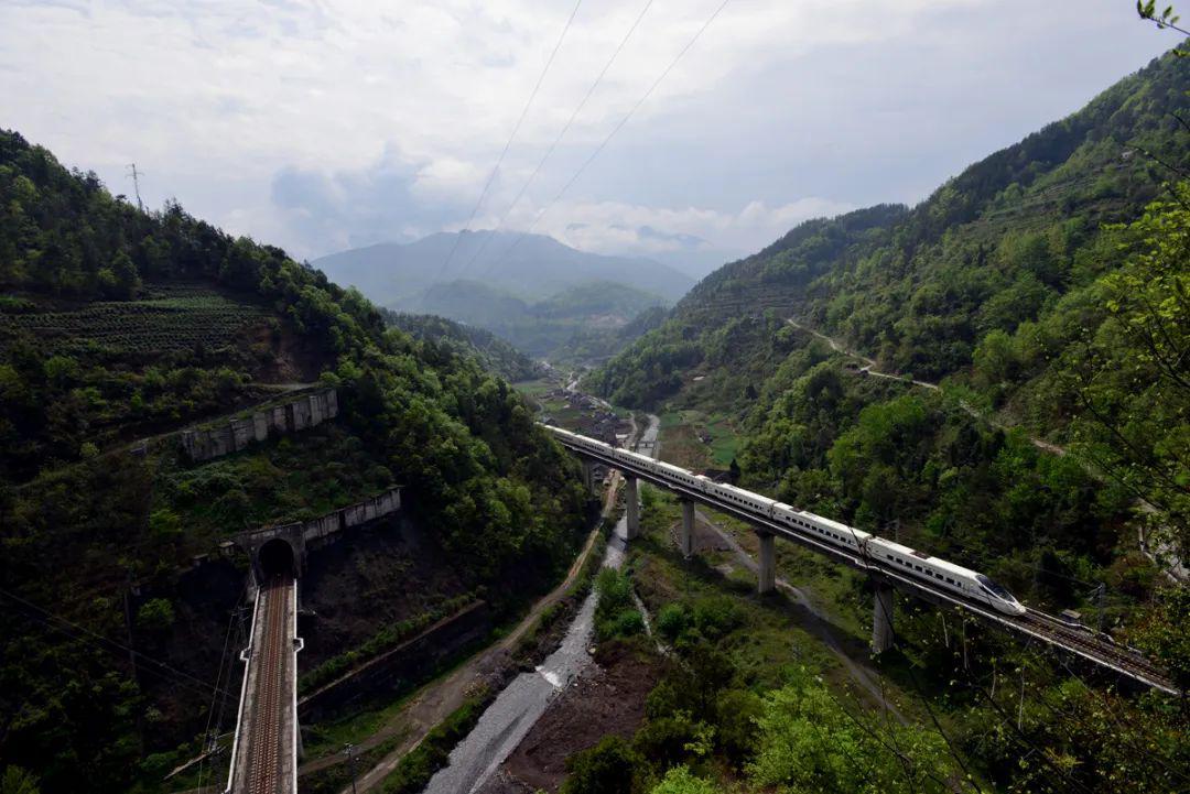 因为雨水的冲刷和长年风化形成"危石",成为影响铁路运输的安全隐患