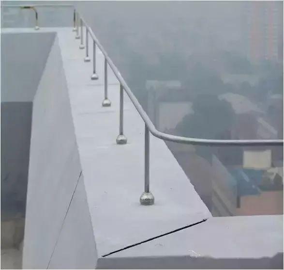 14,建筑物屋顶上有突出物,如金属旗杆,透气管,金属天沟,铁栏杆,爬梯