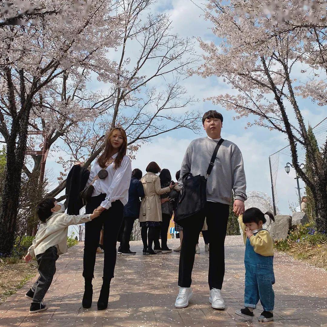 女版宋民国长啥样看完这个被大长腿妈妈拍尽丑照的小丫头就知道了