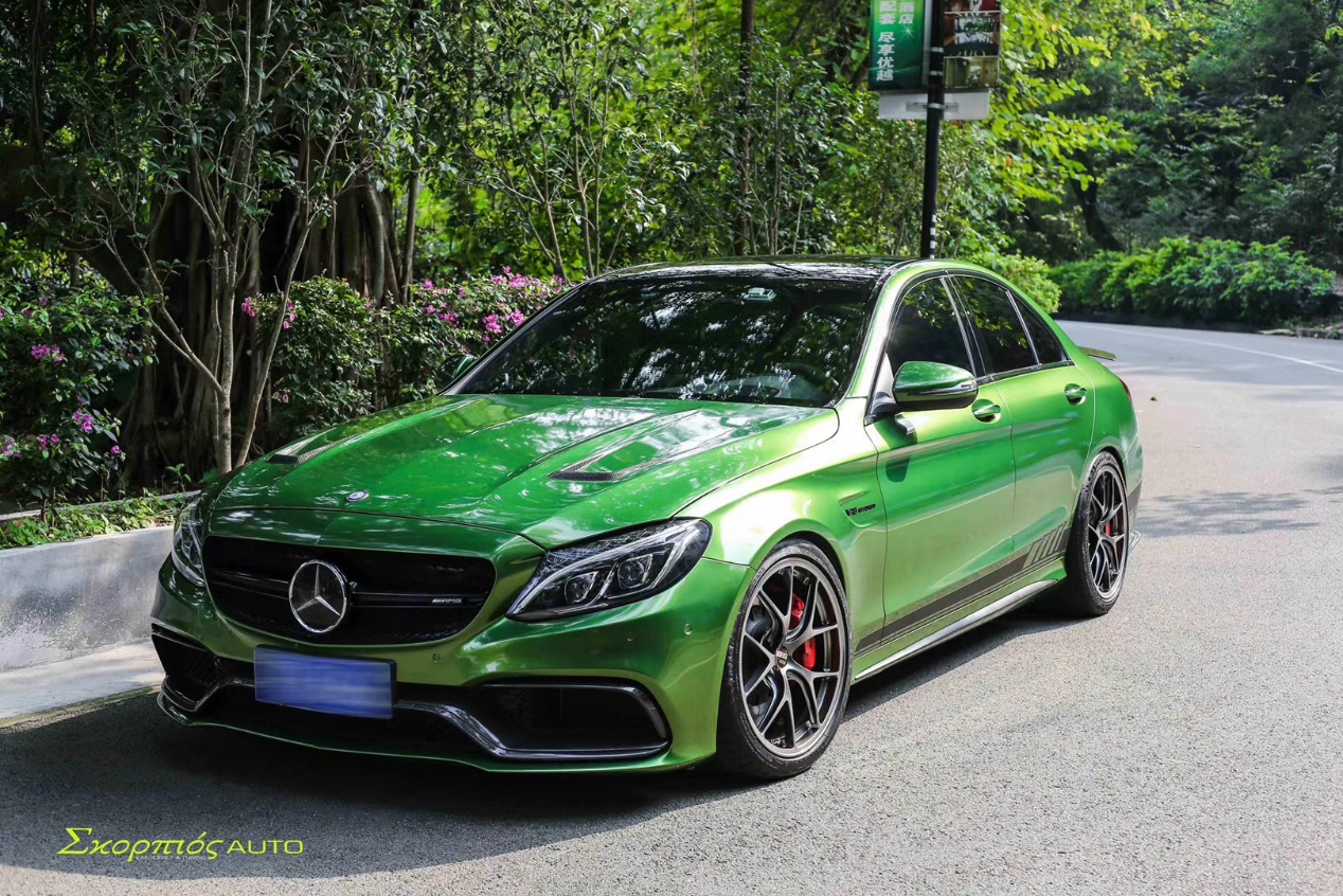 只有v8的声音能吸引你吗?来看看这个颜色吧 奔驰amg c63改色曼巴绿