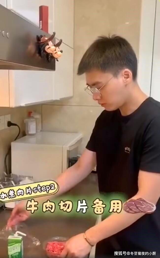 油,酱油,郫县豆瓣酱,姜,花椒,干辣椒,看起来呆萌的李易峰,在家里做饭