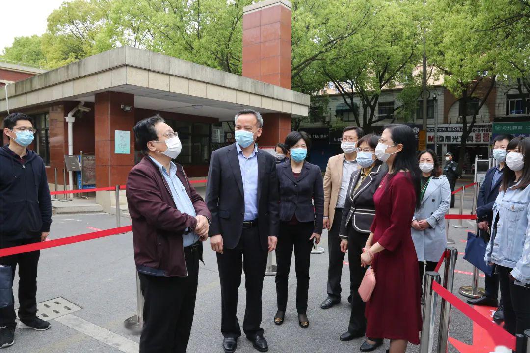 上午,上海市教卫工作党委副巡视员杨伟人,市教委国际交流处副处长栾