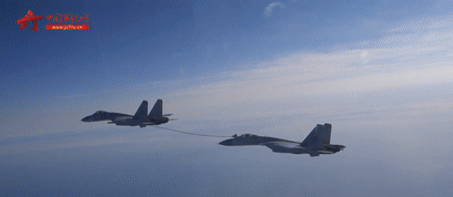 而此次空中加油空中加油被称为"空中穿针引线"来了一场跨昼夜飞行训