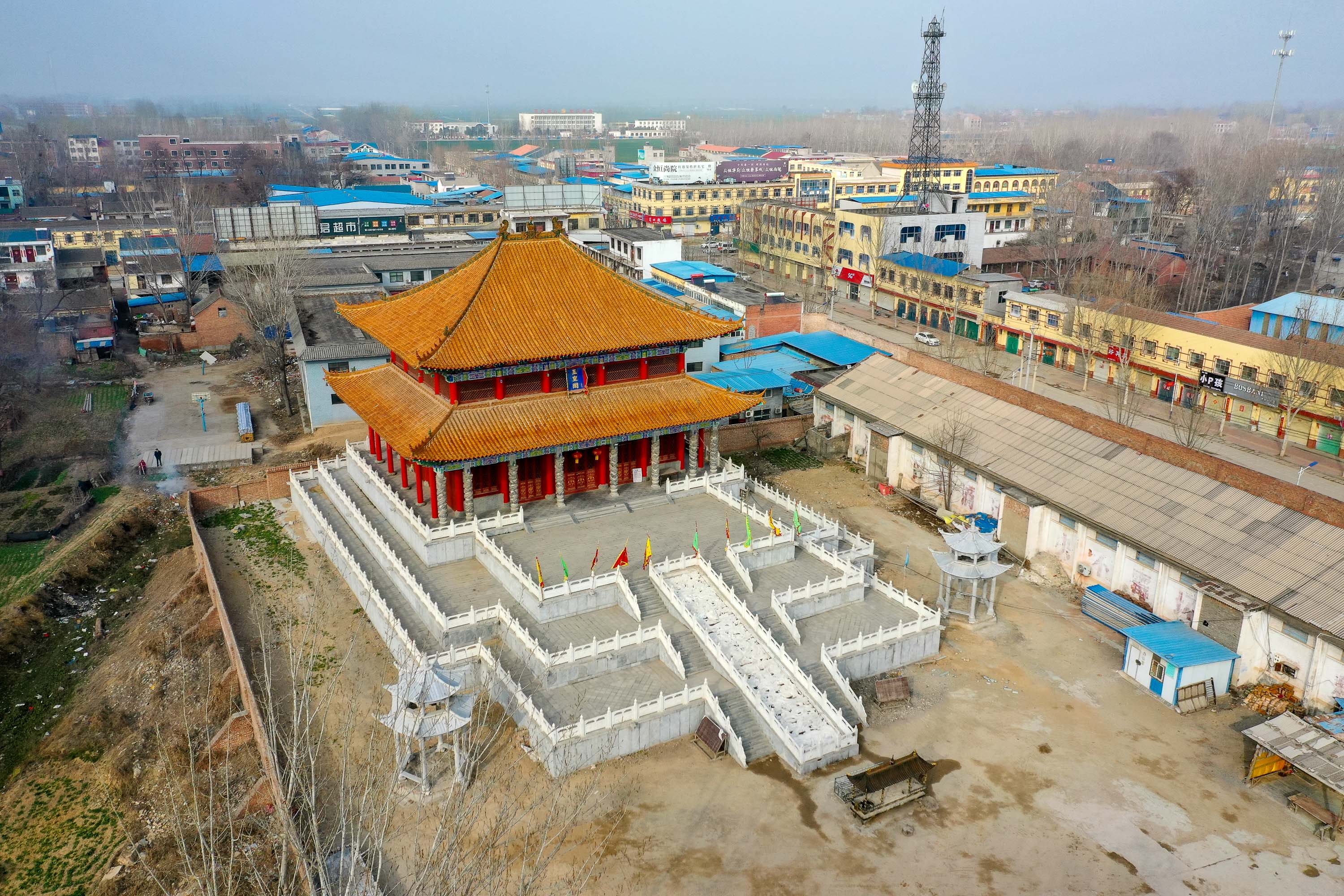 原建筑设九门九殿,大院套小院,院院相连,小殿拱大殿,殿殿生辉,布局