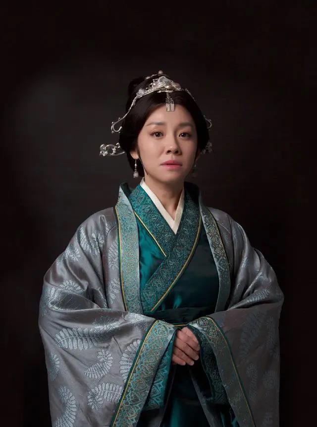 4,王菁华安杰的大嫂其实也是演得很出色的,剧中的她把一个嫌贫爱富的