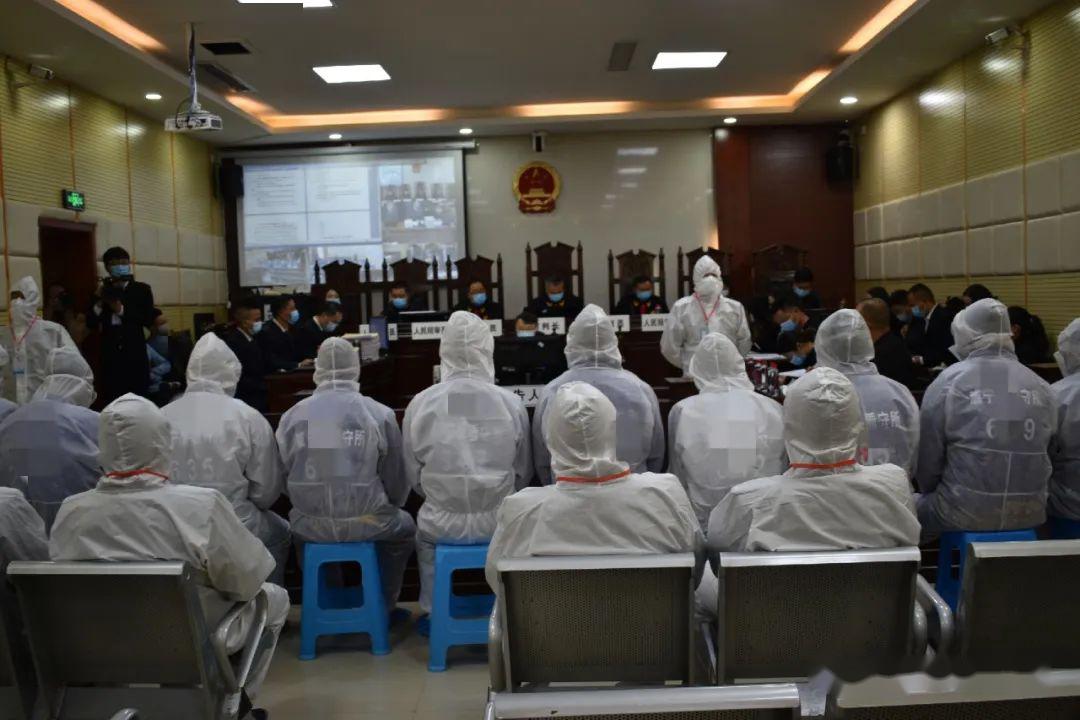 威宁一黑恶势力被抓金某伟等12人涉恶案一审开庭