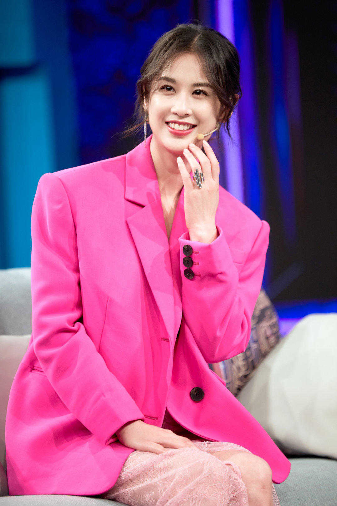 原创黄圣依气质依然年轻貌美穿玫红色西服现身活动秒变时尚辣妈