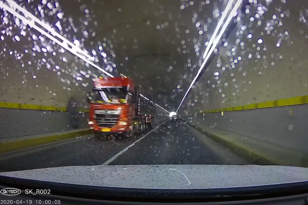 在大连白银山隧道疯狂逆行的大货被严惩