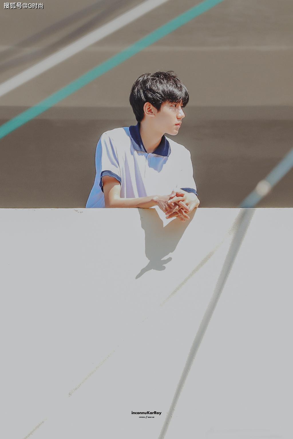 王源穿上校服以后就是校园里的风景线呀!清新自然