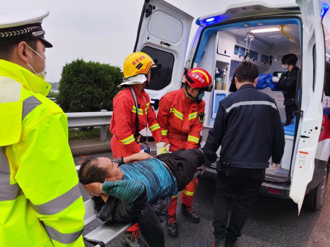 鹰潭又发生一起车祸车头严重变形面目全非