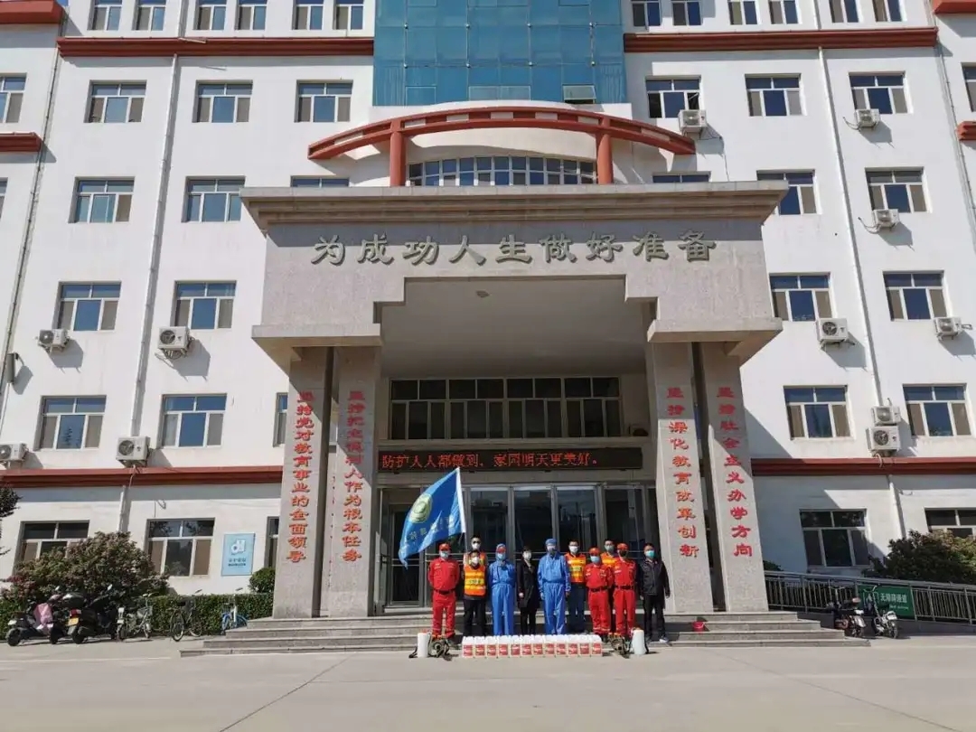 对四中师生的关心,4月25日下午,衡水春晖救援队专程来到四中助力初三