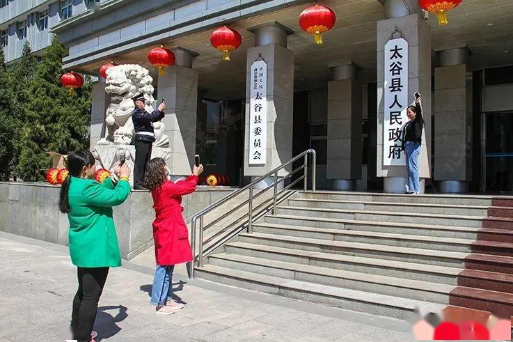 告别太谷县,经常有百姓到县委县政府大门口留影,最近几天,千余年沧海