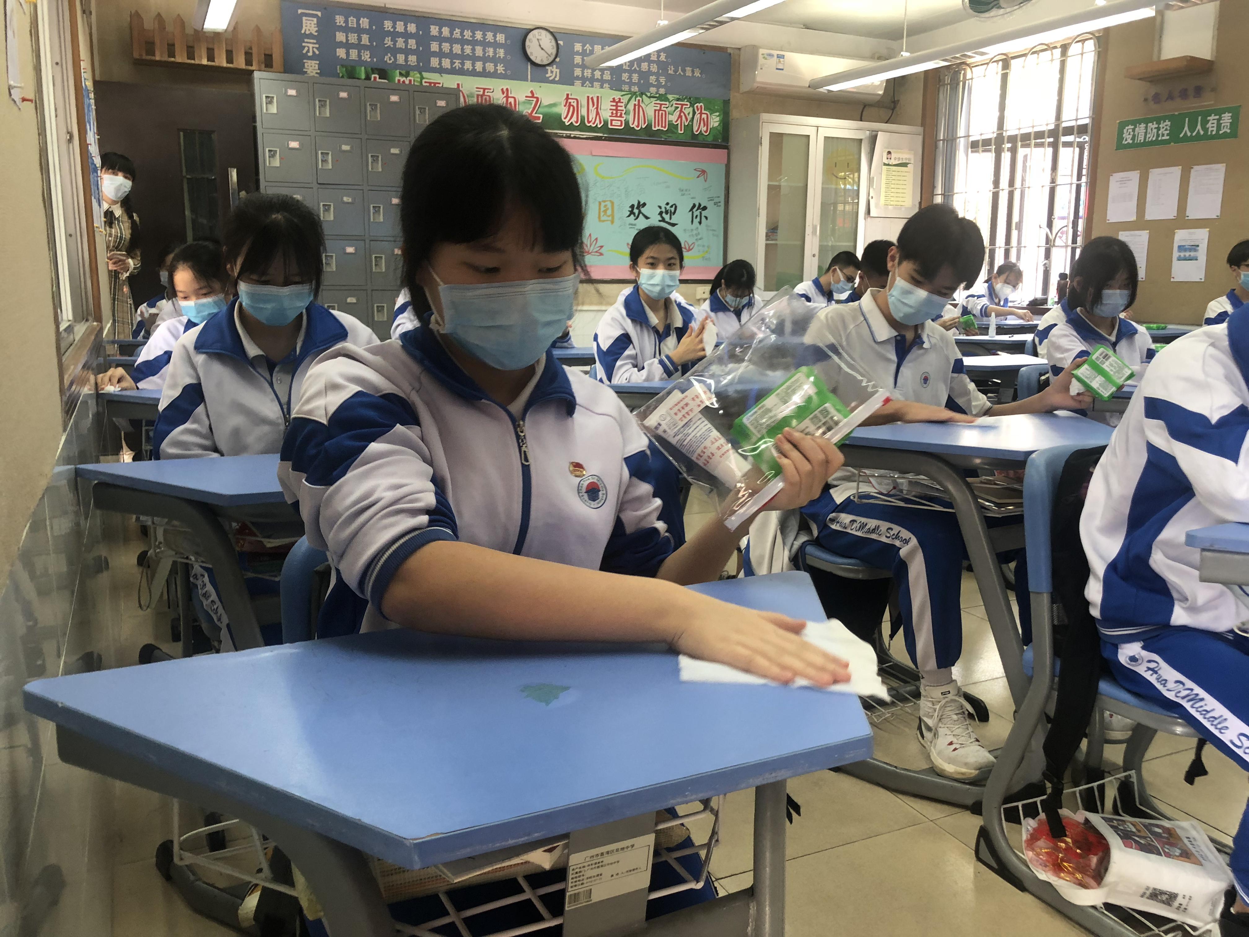 午餐时间,花地中学的广播响起,一步步地指引学生该如何消毒.